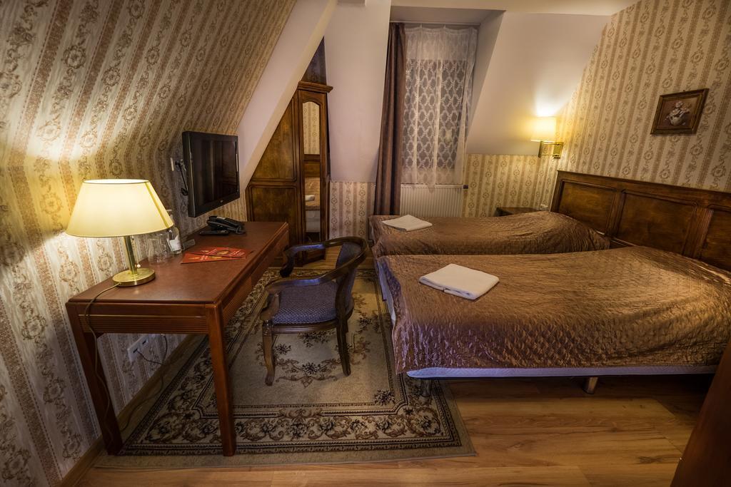 Hotel Dwór Ostoia Rymanów Exterior foto