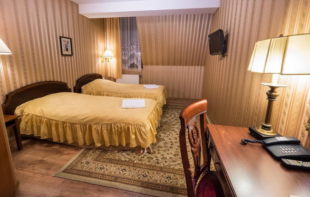 Hotel Dwór Ostoia Rymanów Exterior foto